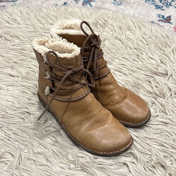 UGG Caspia 1932 Tan Leather Lace Up Ankle Sheepskin Warm Boots Womens Sz 8 - Picture 1 of 10